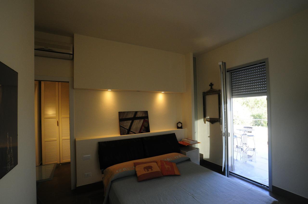 Bed and Breakfast Art House Quartu - Margine Rosso Куарту-Сант'Елена Екстер'єр фото
