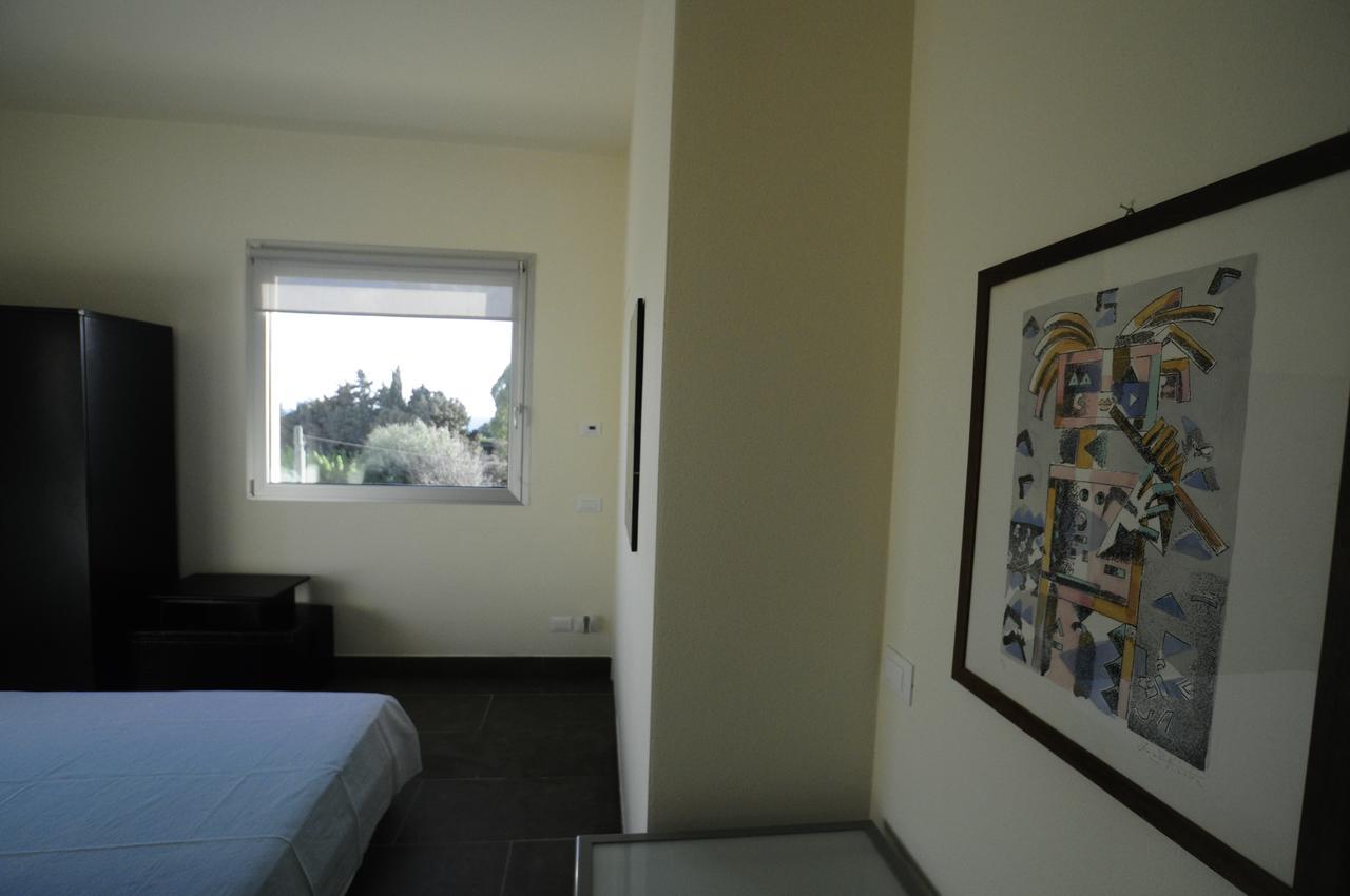Bed and Breakfast Art House Quartu - Margine Rosso Куарту-Сант'Елена Екстер'єр фото